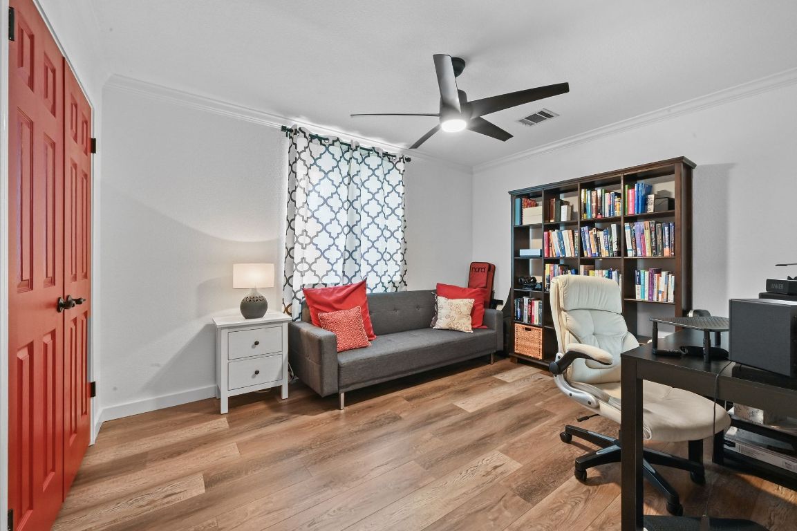 6609 Oasis Drive Austin, TX 78749 - Photo 23 of 27 a living room with furniture