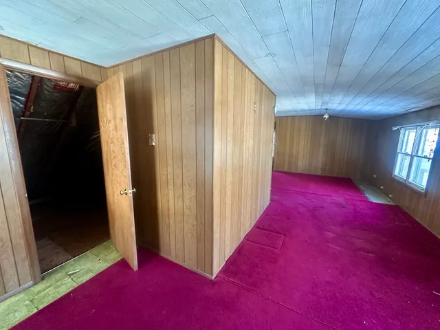 a view of empty room with window