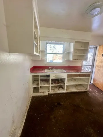 a view of a livingroom with furniture window and outside view