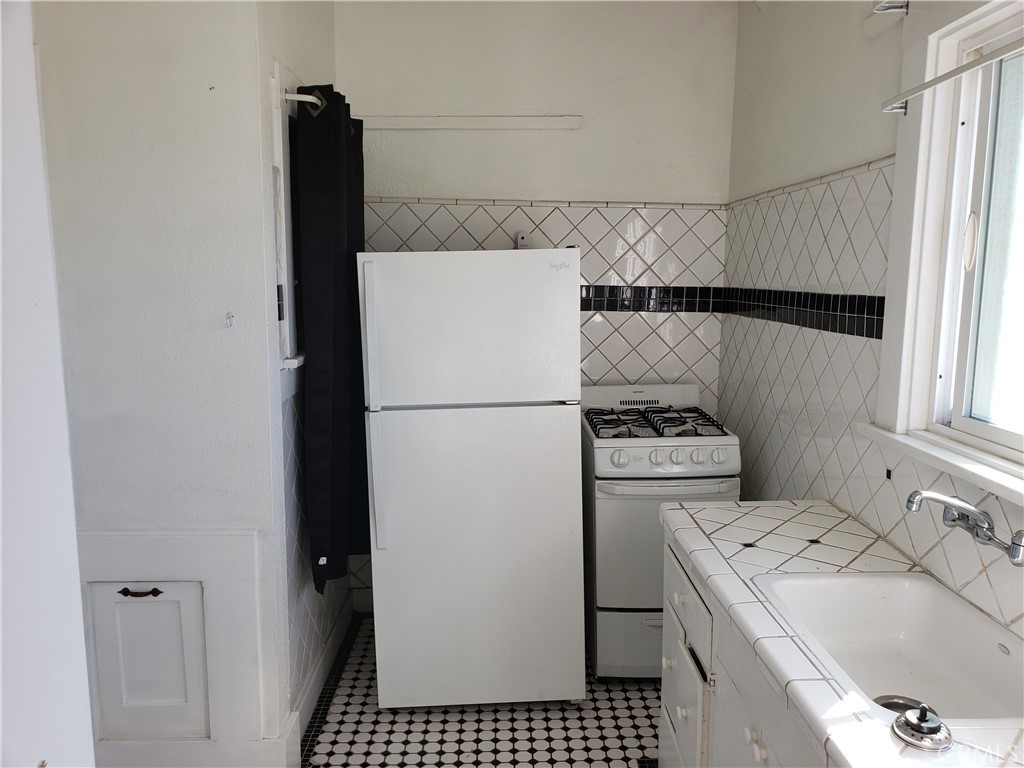 323 West 4th Street, Unit 304 Long Beach, CA 90802 - Photo 12 of 30 a utility room with dryer and washer