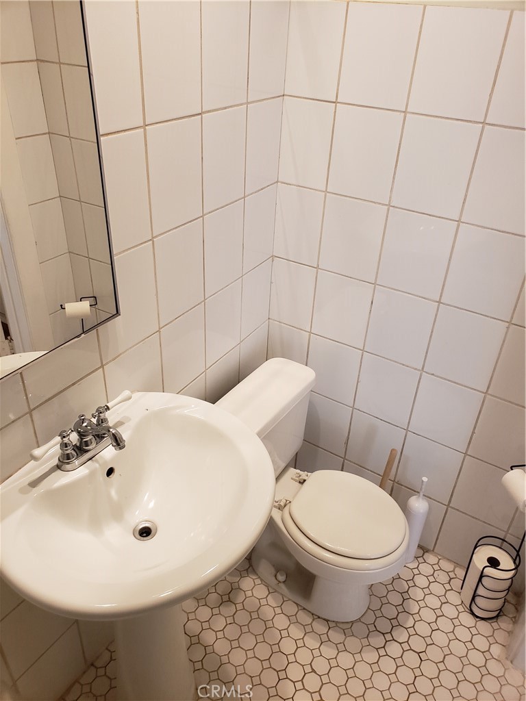 323 West 4th Street, Unit 304 Long Beach, CA 90802 - Photo 25 of 30 a bathroom with a sink toilet and mirror
