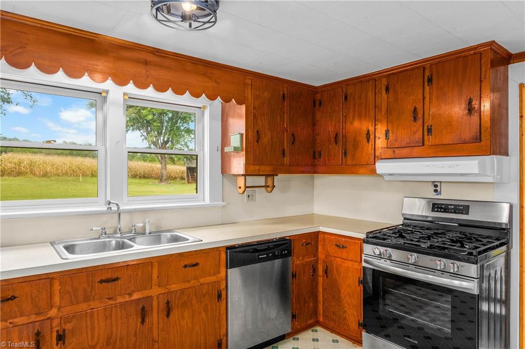 478 Randleman Road Hamptonville, NC 27020 - Photo 7 of 33 Gallery Image 7