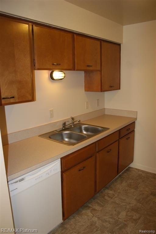 409 West Highland Road, Unit 18 Howell, MI 48843 - Photo 11 of 35 Dishwasher makes clean up easy