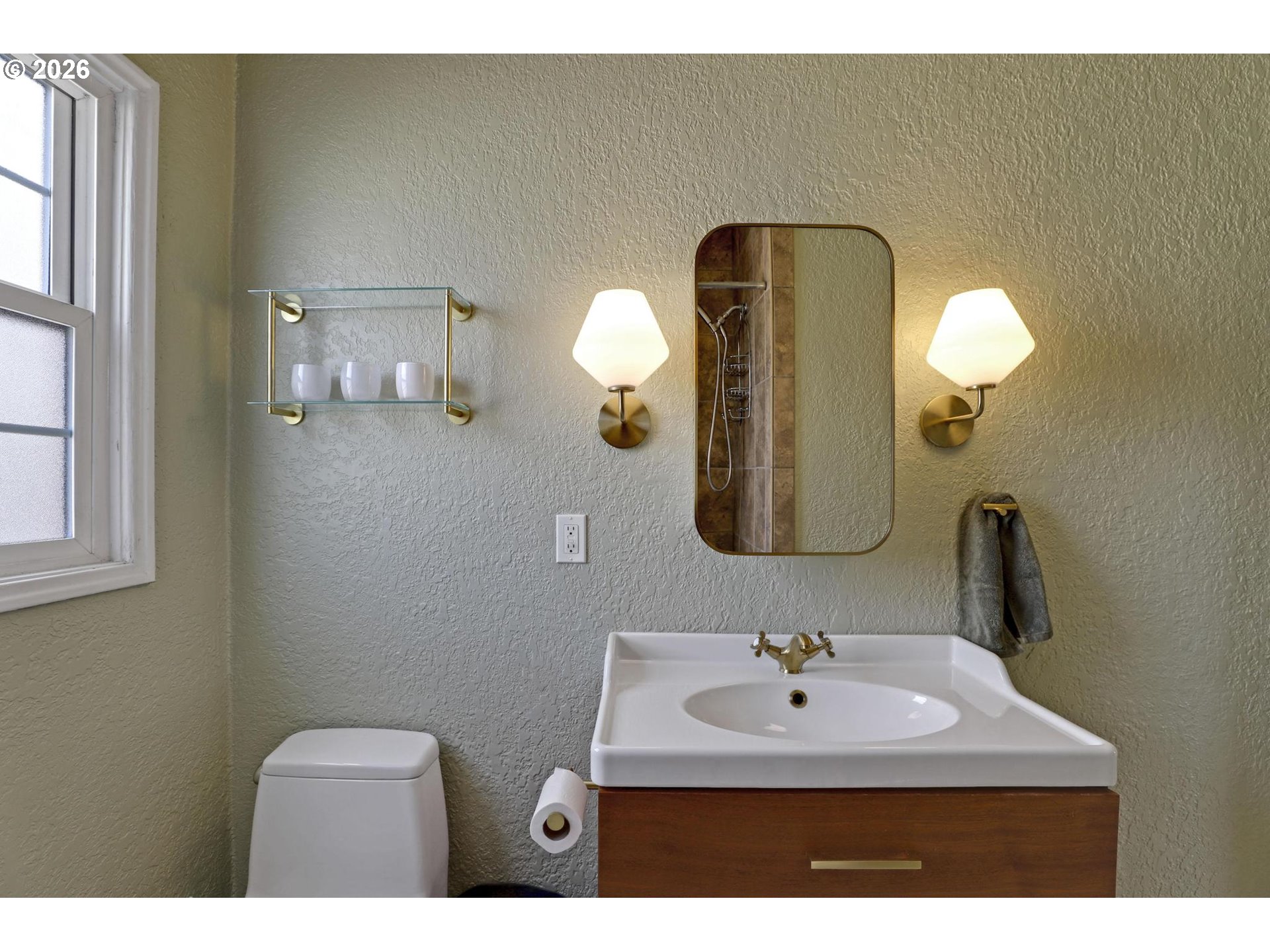 2025 Southeast Caruthers Street, Unit 11 Portland, OR 97214 - Photo 18 of 29 Bathroom