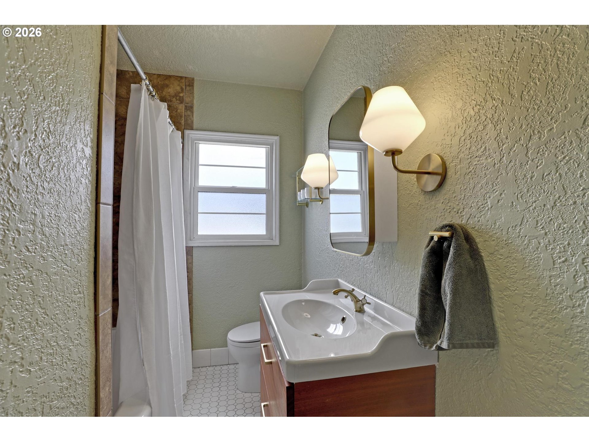 2025 Southeast Caruthers Street, Unit 11 Portland, OR 97214 - Photo 19 of 29 Bathroom