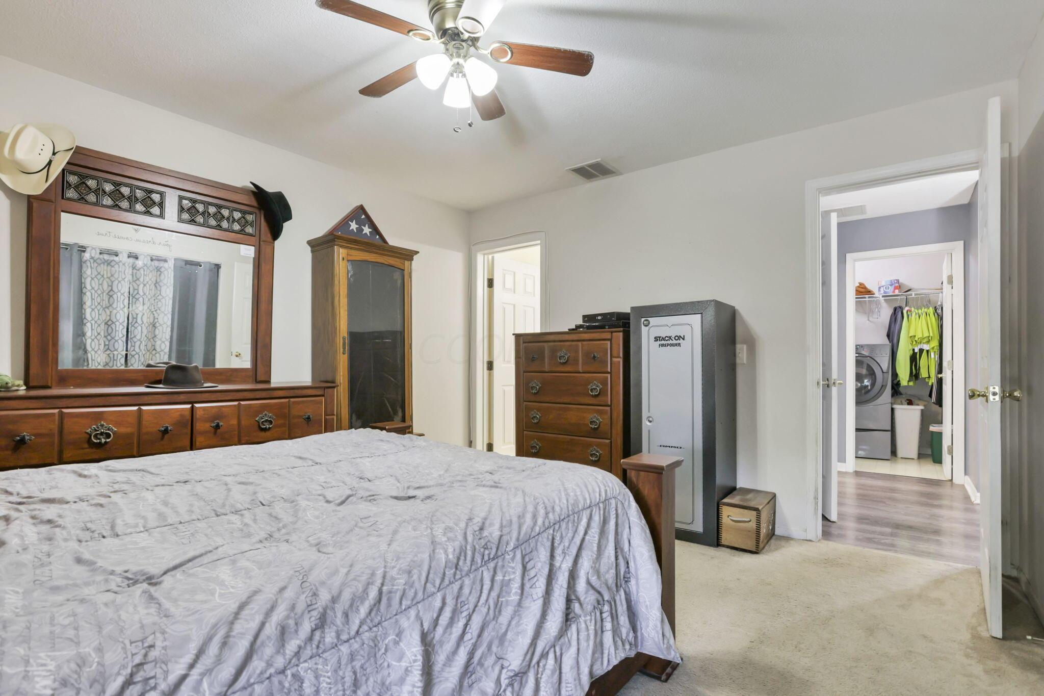 550 Country Club Road Columbus, OH 43213 - Photo 20 of 60 1st FL primary bedroom w/attached bath
