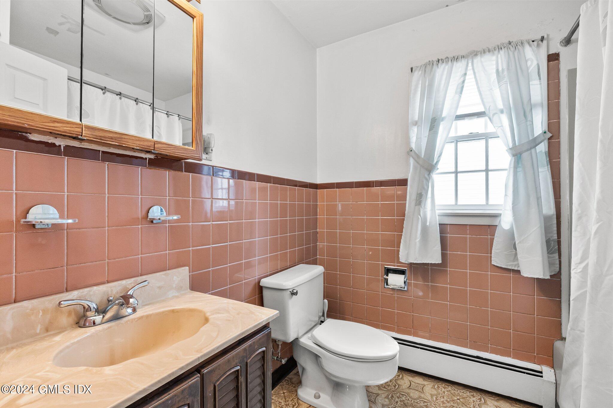 15 Thorn Hill Road Riverside, CT 06878 - Photo 10 of 30 a bathroom with a sink toilet and shower