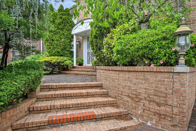 a view of house with yard