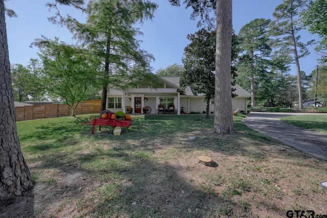 a view of a house with backyard