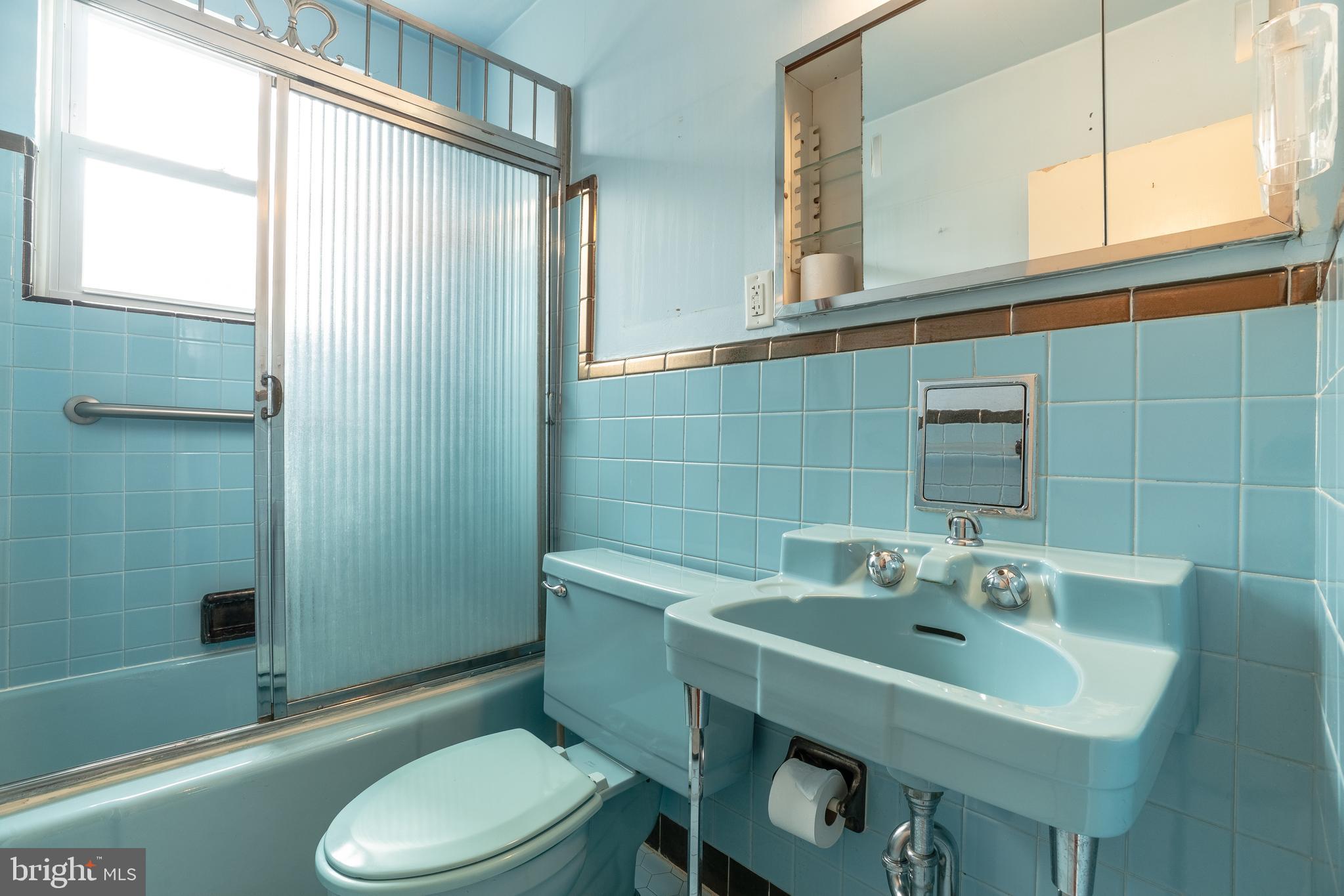 312 Crest Park Road Philadelphia, PA 19119 - Photo 11 of 22 Hall Full Bath