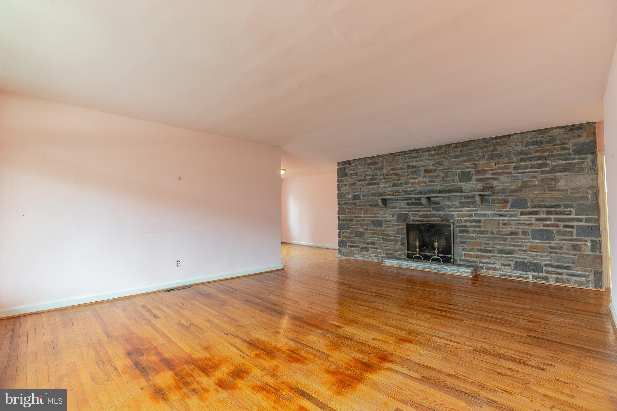 312 Crest Park Road Philadelphia, PA 19119 - Photo 5 of 22 Living Room