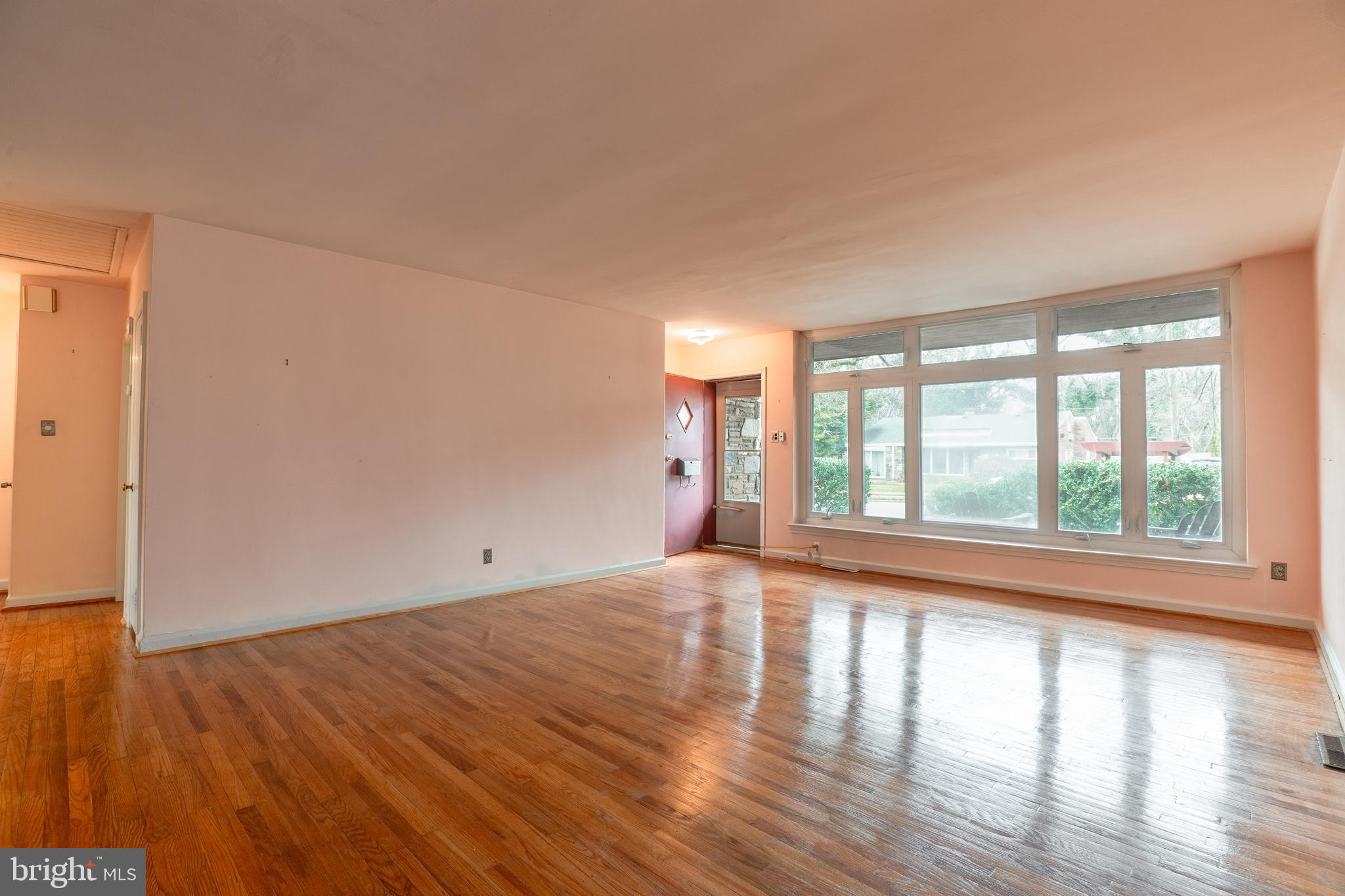 312 Crest Park Road Philadelphia, PA 19119 - Photo 6 of 22 Living Room