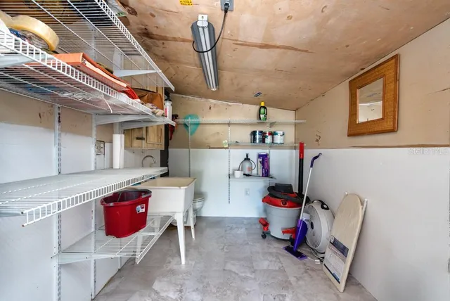 a view of a backyard