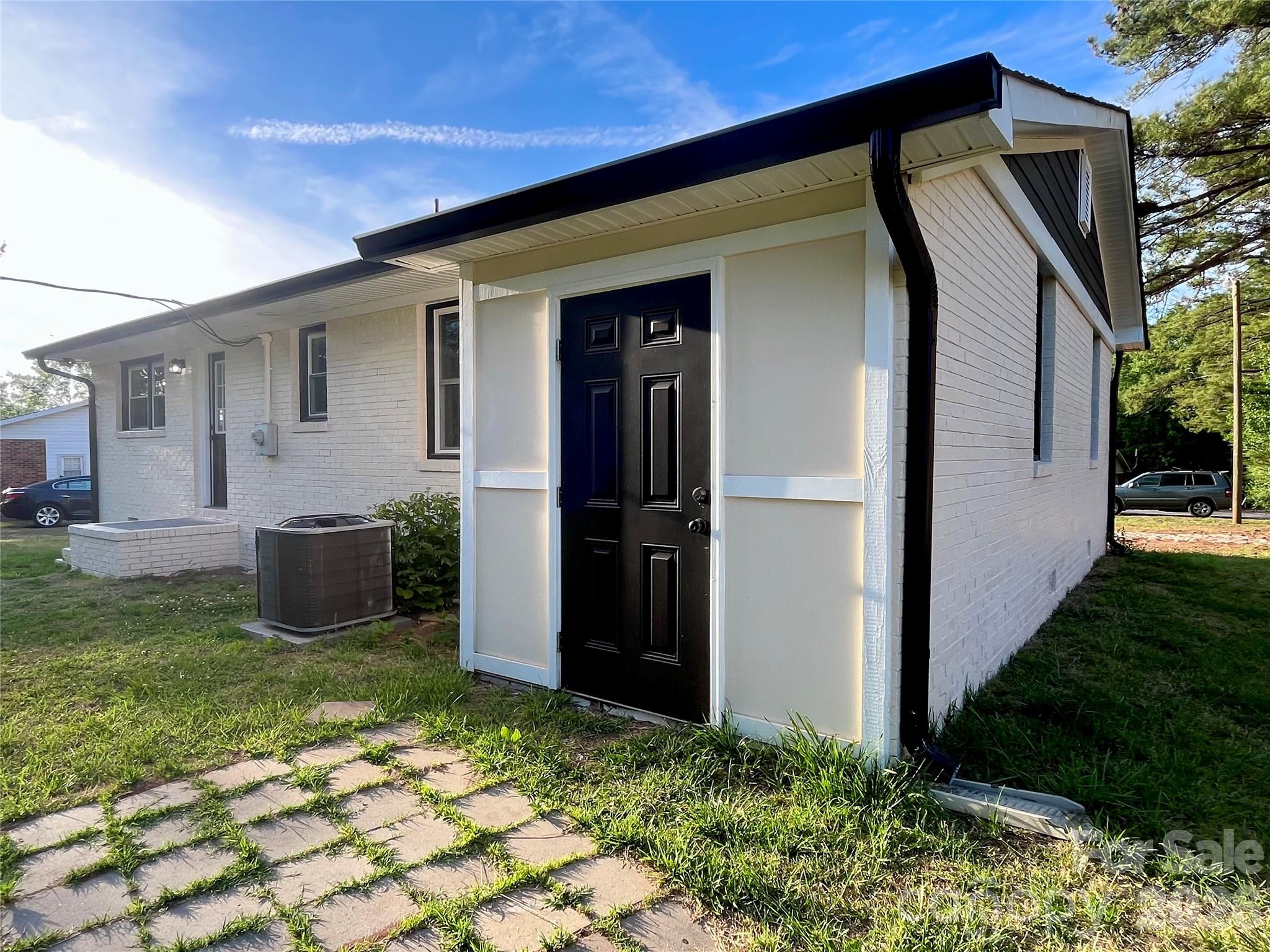 102 Arbor Court Chester, SC 29706 - Photo 38 of 42 a view of a house with backyard and sitting area
