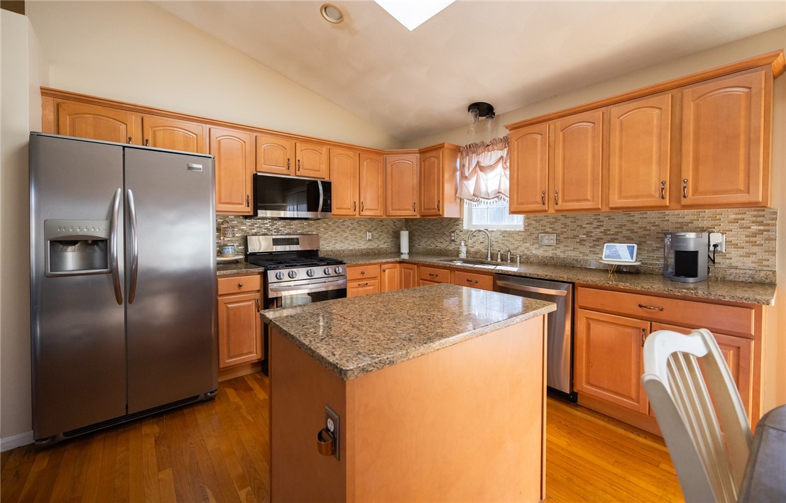 367 Commonwealth Avenue Warwick, RI 02886 - Photo 11 of 38