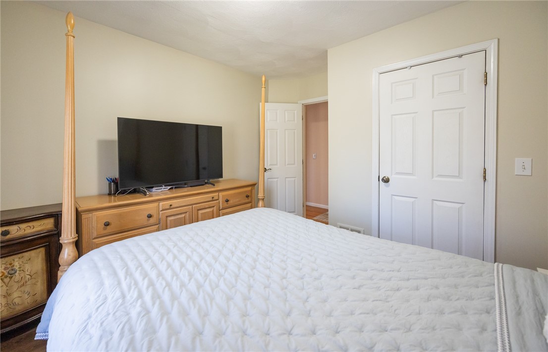 367 Commonwealth Avenue Warwick, RI 02886 - Photo 26 of 38