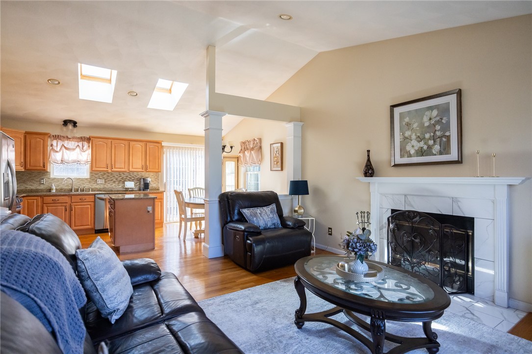 367 Commonwealth Avenue Warwick, RI 02886 - Photo 7 of 38