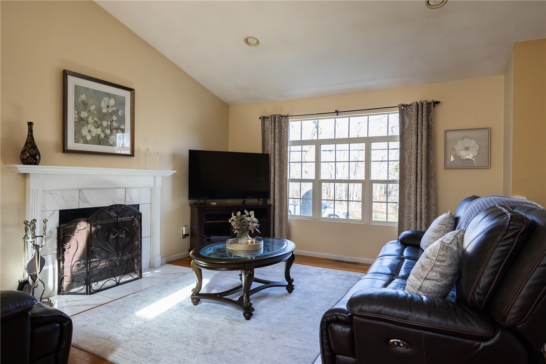 367 Commonwealth Avenue Warwick, RI 02886 - Photo 8 of 38