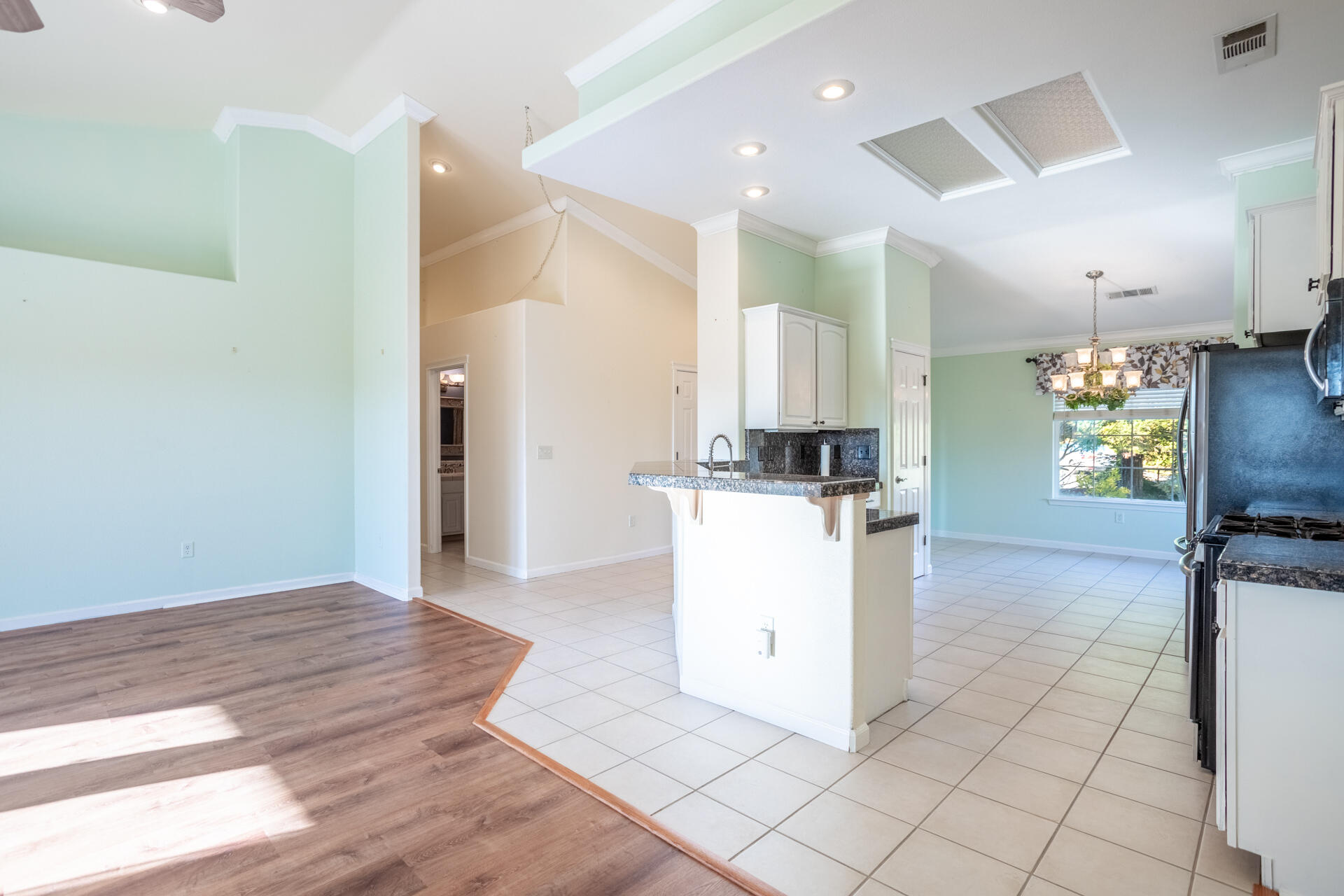 790 Volcano View Trail Redding, CA 96003 - Photo 15 of 47 Kitchen