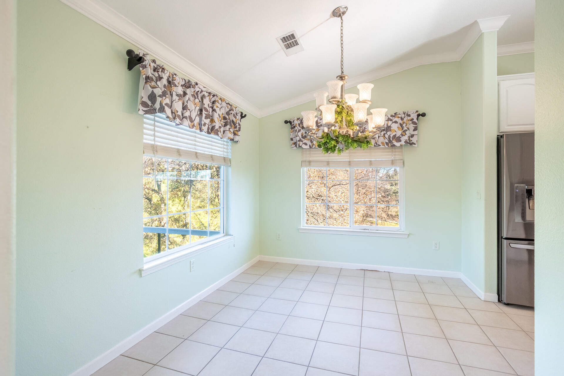790 Volcano View Trail Redding, CA 96003 - Photo 17 of 47 Breakfast nook