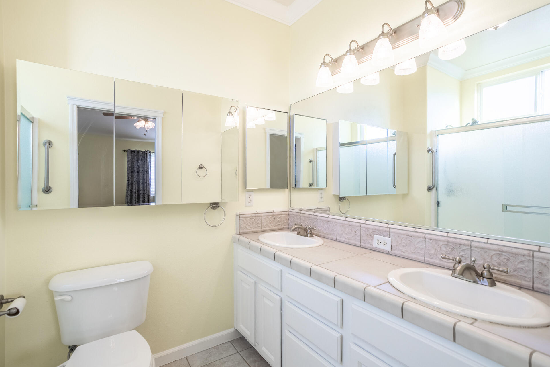 790 Volcano View Trail Redding, CA 96003 - Photo 27 of 47 Owner's bathroom