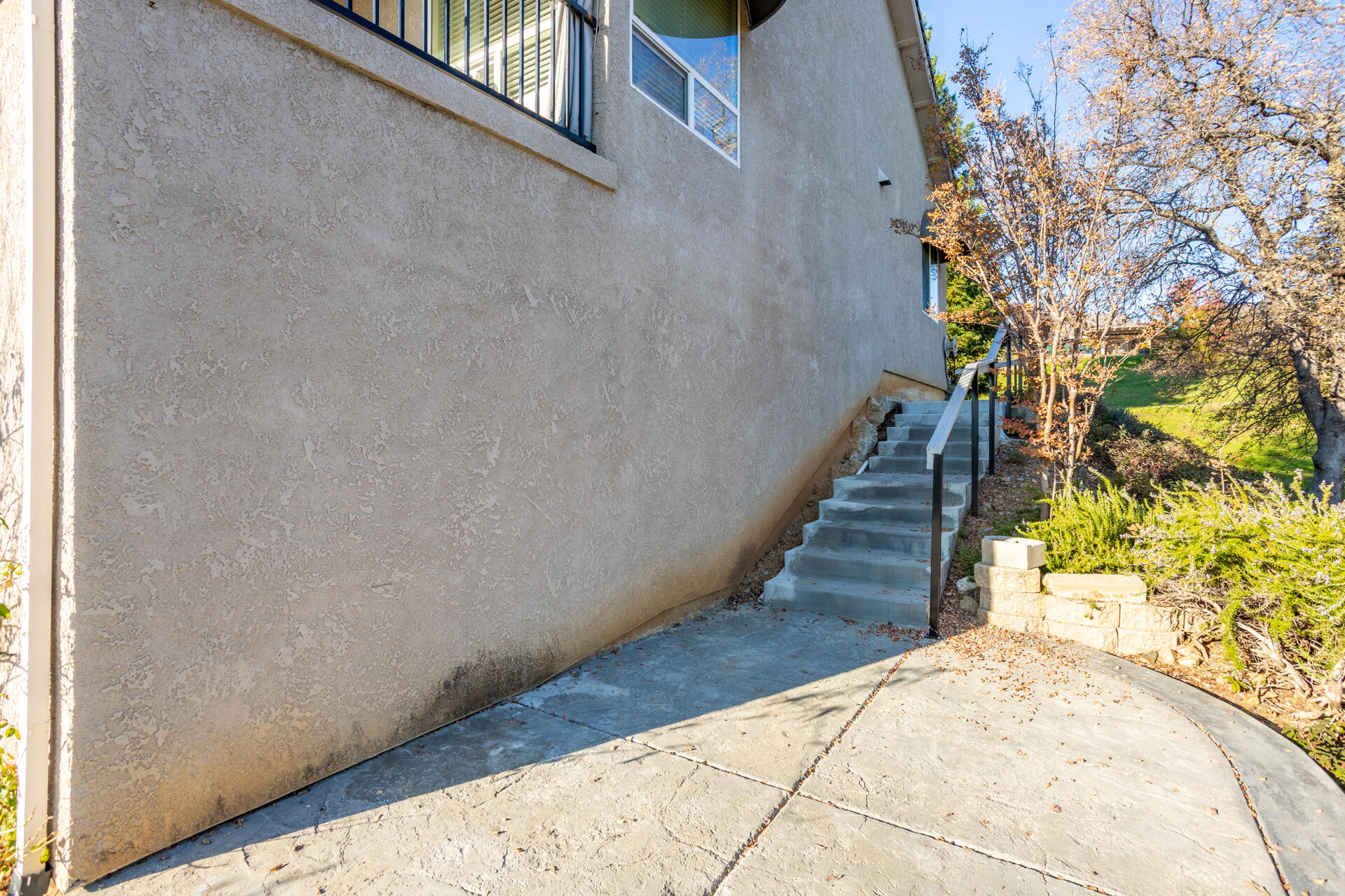 790 Volcano View Trail Redding, CA 96003 - Photo 38 of 47 Stairway east