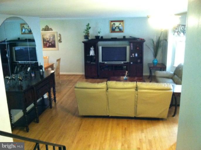 1111 Kathryn Road Silver Spring, MD 20904 - Photo 4 of 29 Living Room