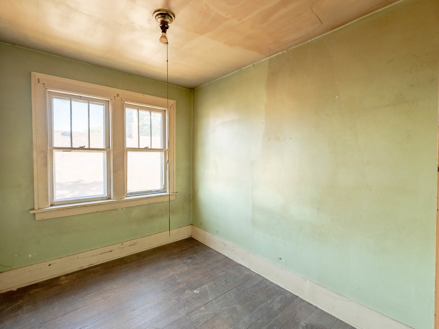 867 Church Road Aurora, IL 60505 - Photo 8 of 12 an empty room with a window