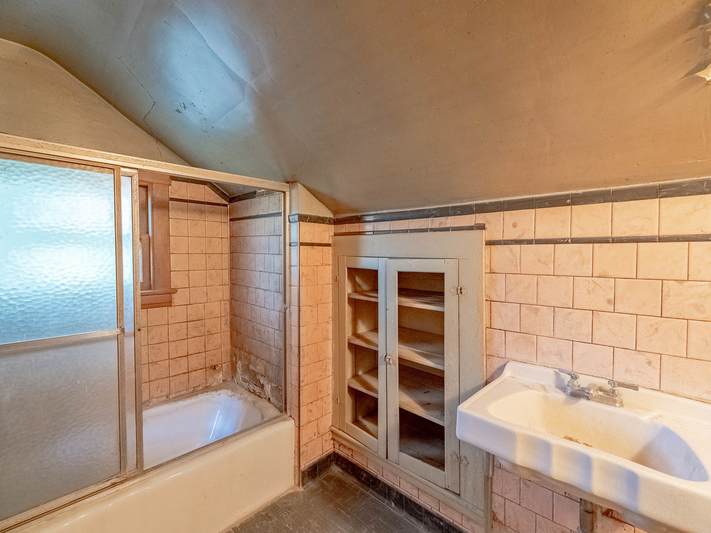 867 Church Road Aurora, IL 60505 - Photo 10 of 12 a bathroom with a tub and a sink