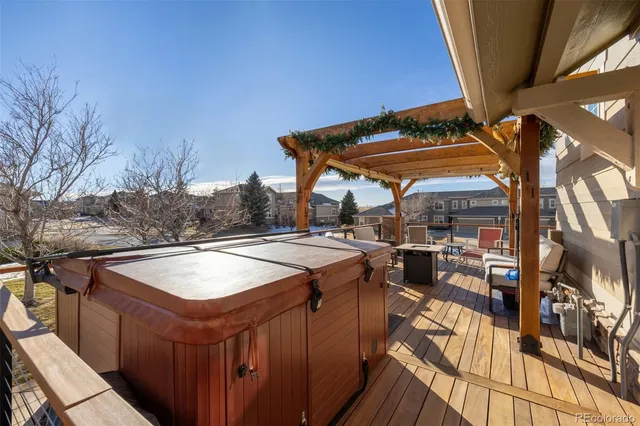 a view of outdoor kitchen and kitchen