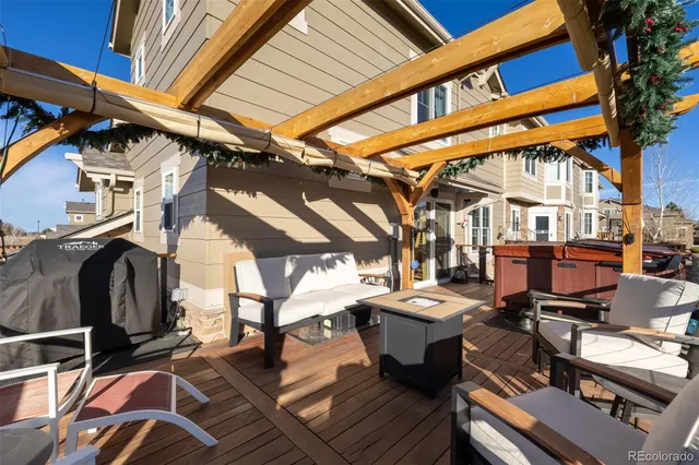 a view of yard with seating area