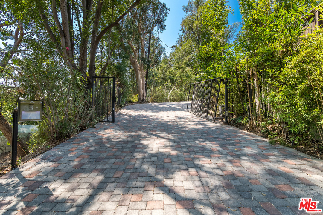 2557 Greenvalley Road Los Angeles, CA 90046 - Photo 3 of 54