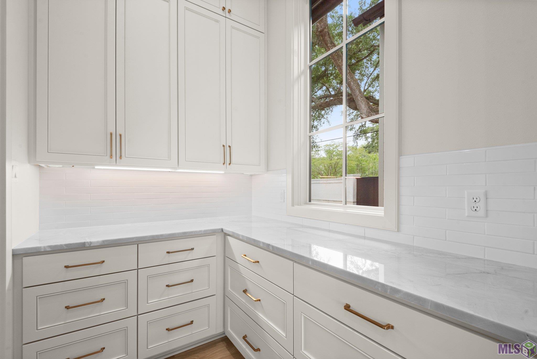7208 Adelia Lane Baton Rouge, LA 70806 - Photo 8 of 47 Butler's Pantry