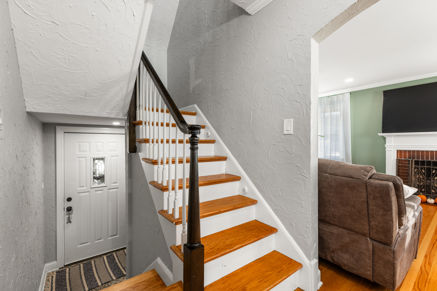 8464 Gross Point Road Skokie, IL 60077 - Photo 14 of 34