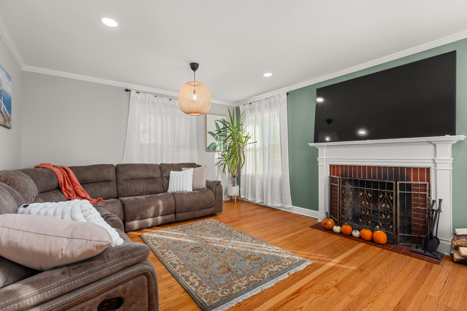 8464 Gross Point Road Skokie, IL 60077 - Photo 3 of 34