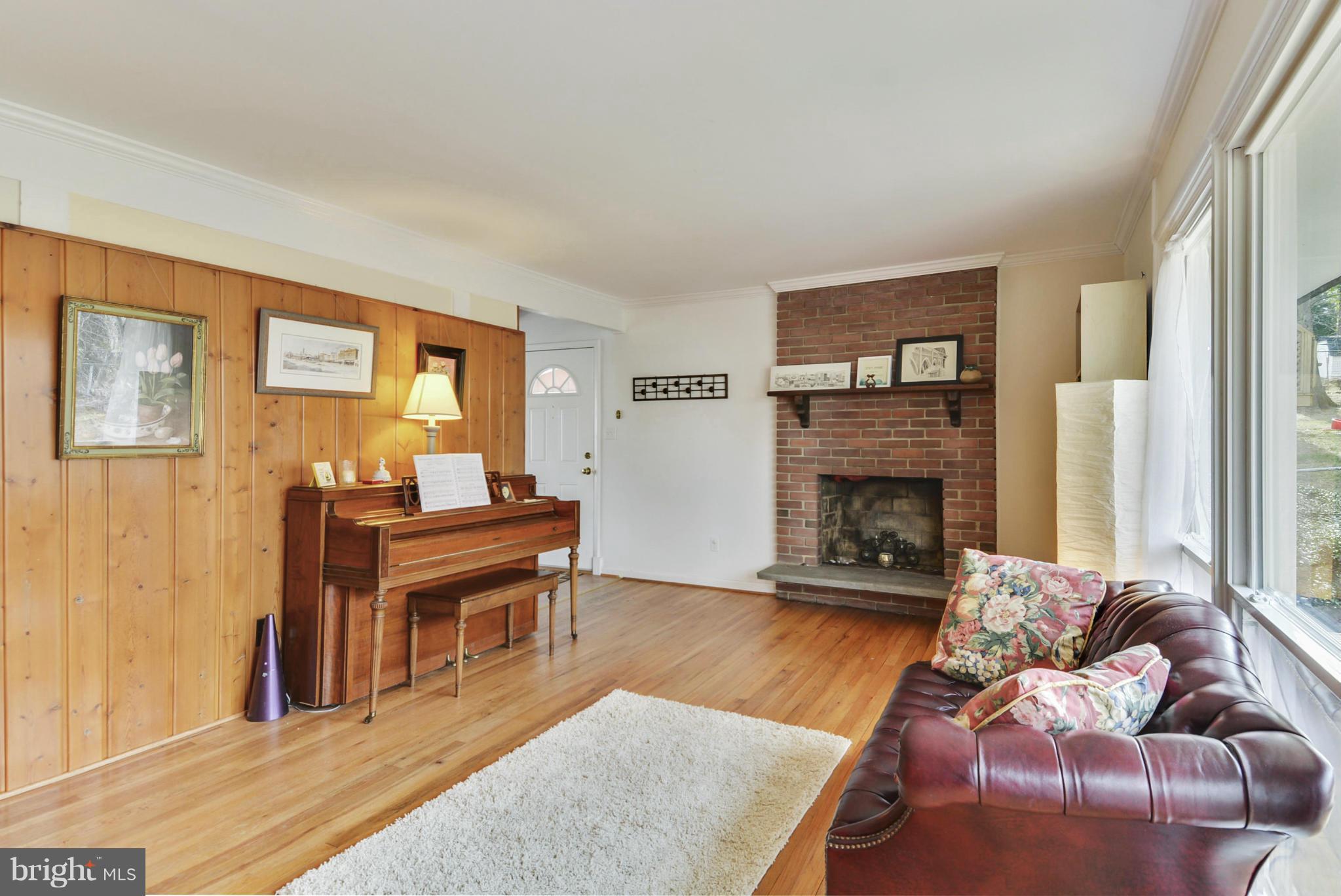 809 Brice Road Rockville, MD 20852 - Photo 3 of 20 Living Room