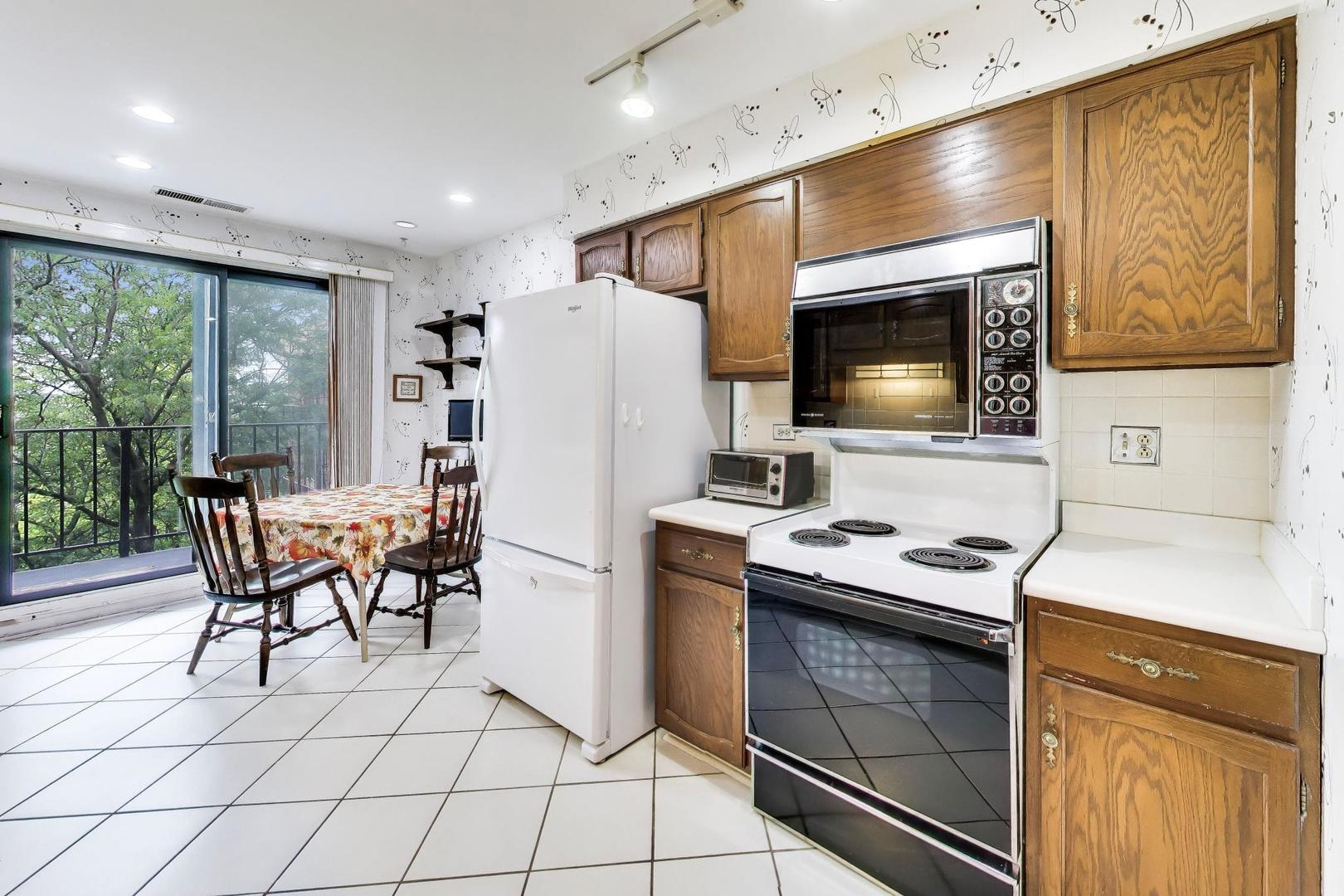 9558 Gross Point Road, Unit A605 Skokie, IL 60076 - Photo 10 of 24