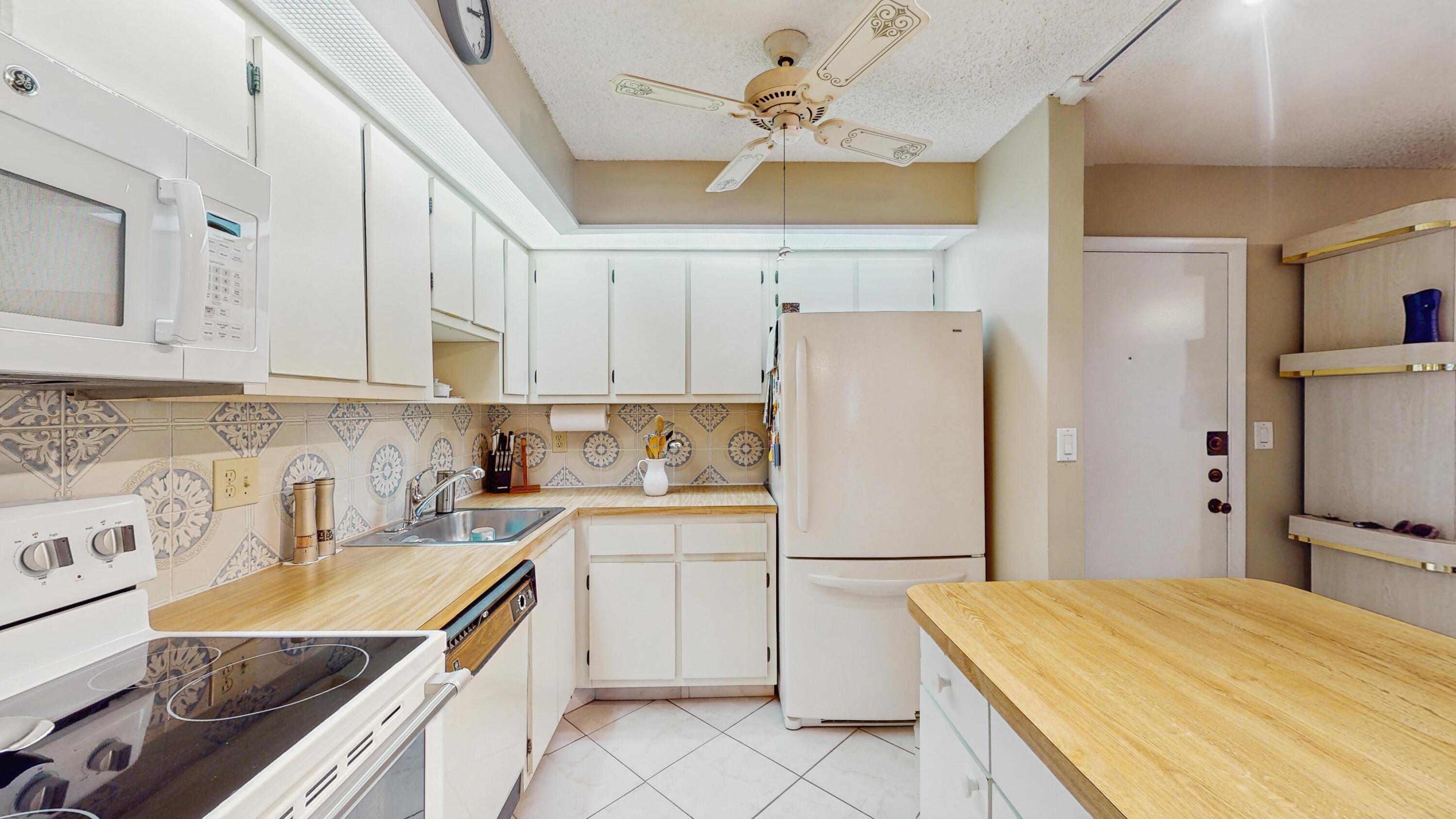 9765 West McNab Road, Unit 115 Tamarac, FL 33321 - Photo 7 of 25 kitchen
