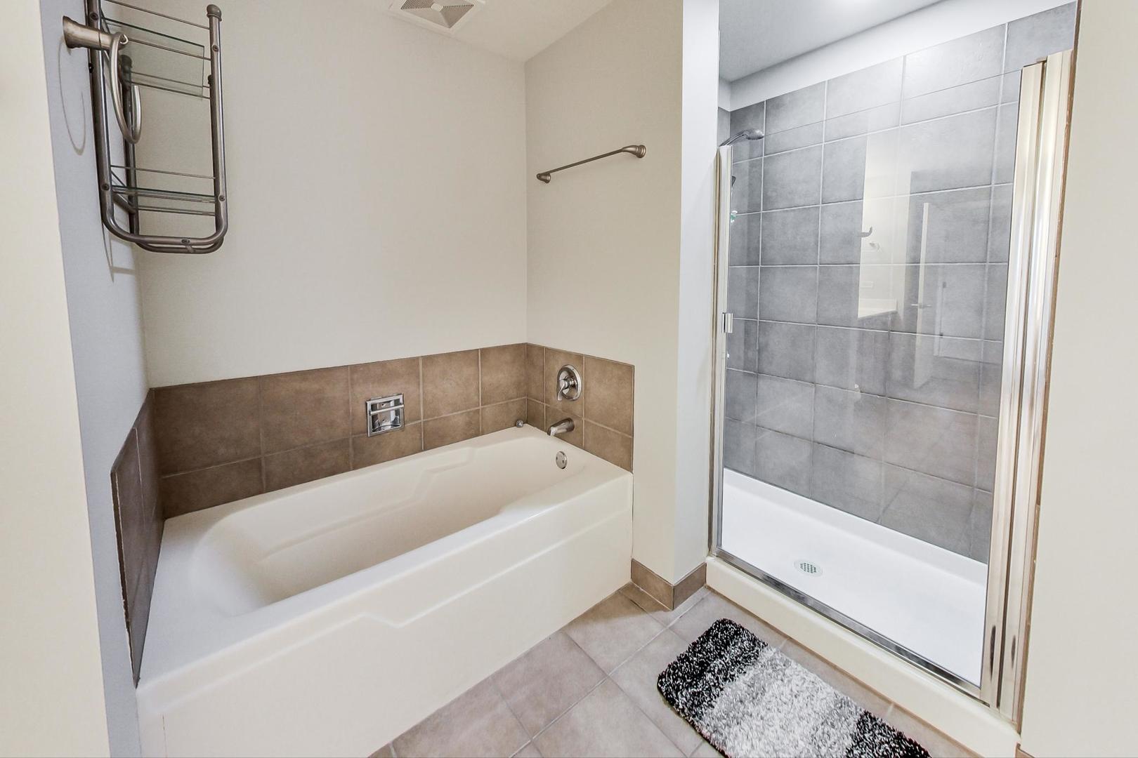 1717 South Prairie Avenue, Unit 802 Chicago, IL 60616 - Photo 14 of 33 a bathroom with a bathtub