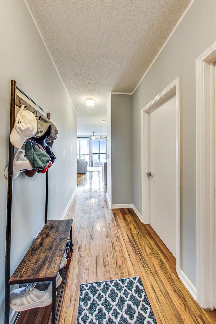 1717 South Prairie Avenue, Unit 802 Chicago, IL 60616 - Photo 18 of 33 a very nice looking room with a large window