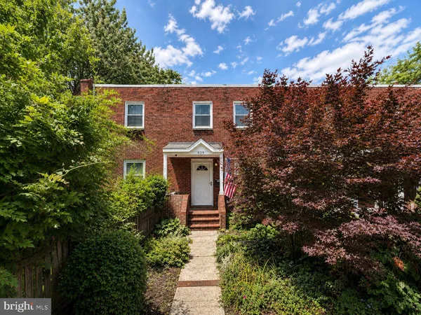 $3,900 | 609 South Henry Street, Alexandria, VA 22314