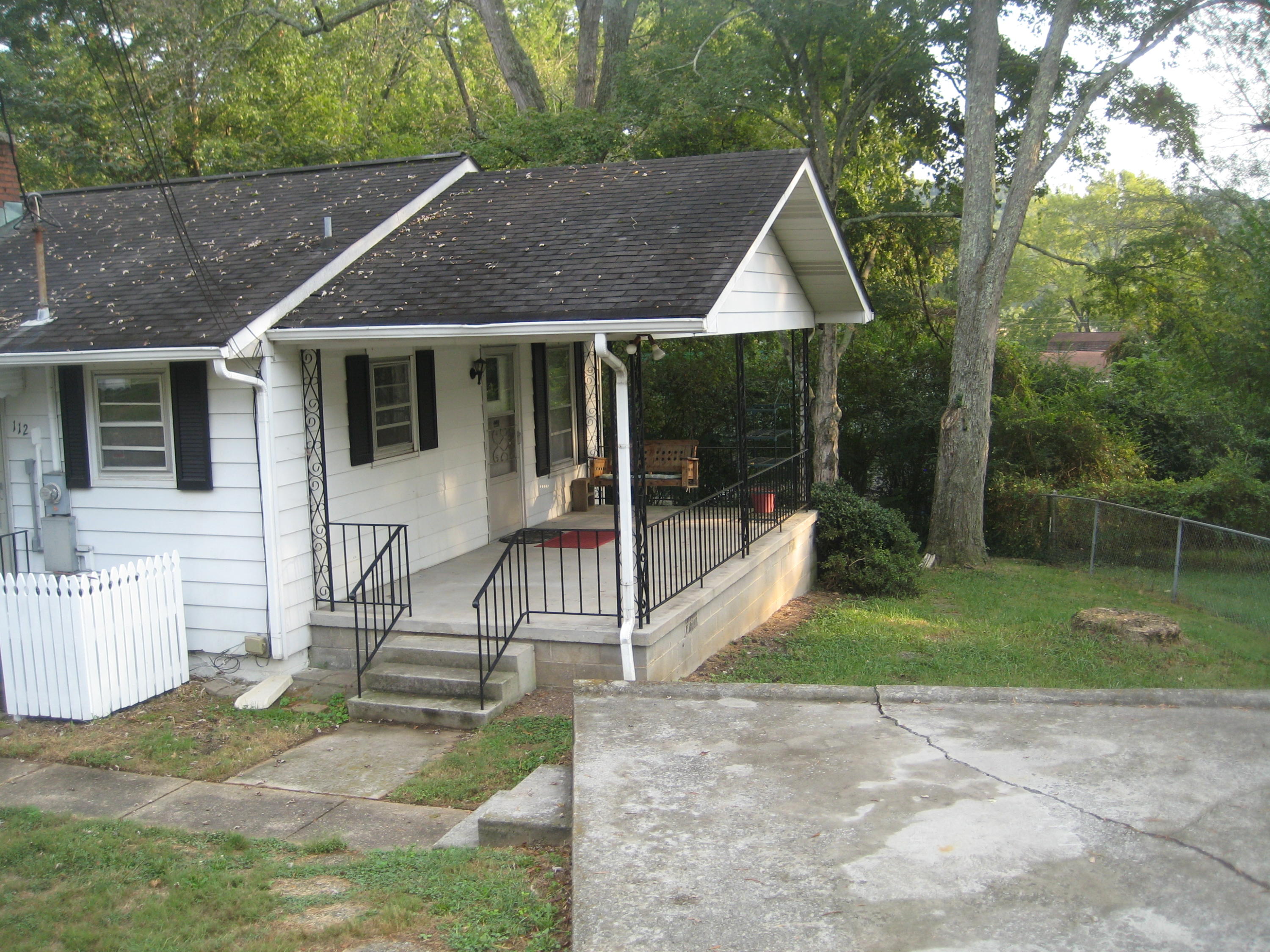 112 Pembroke Road Oak Ridge, TN 37830 - Photo 2 of 19 112 Pembroke Road 004