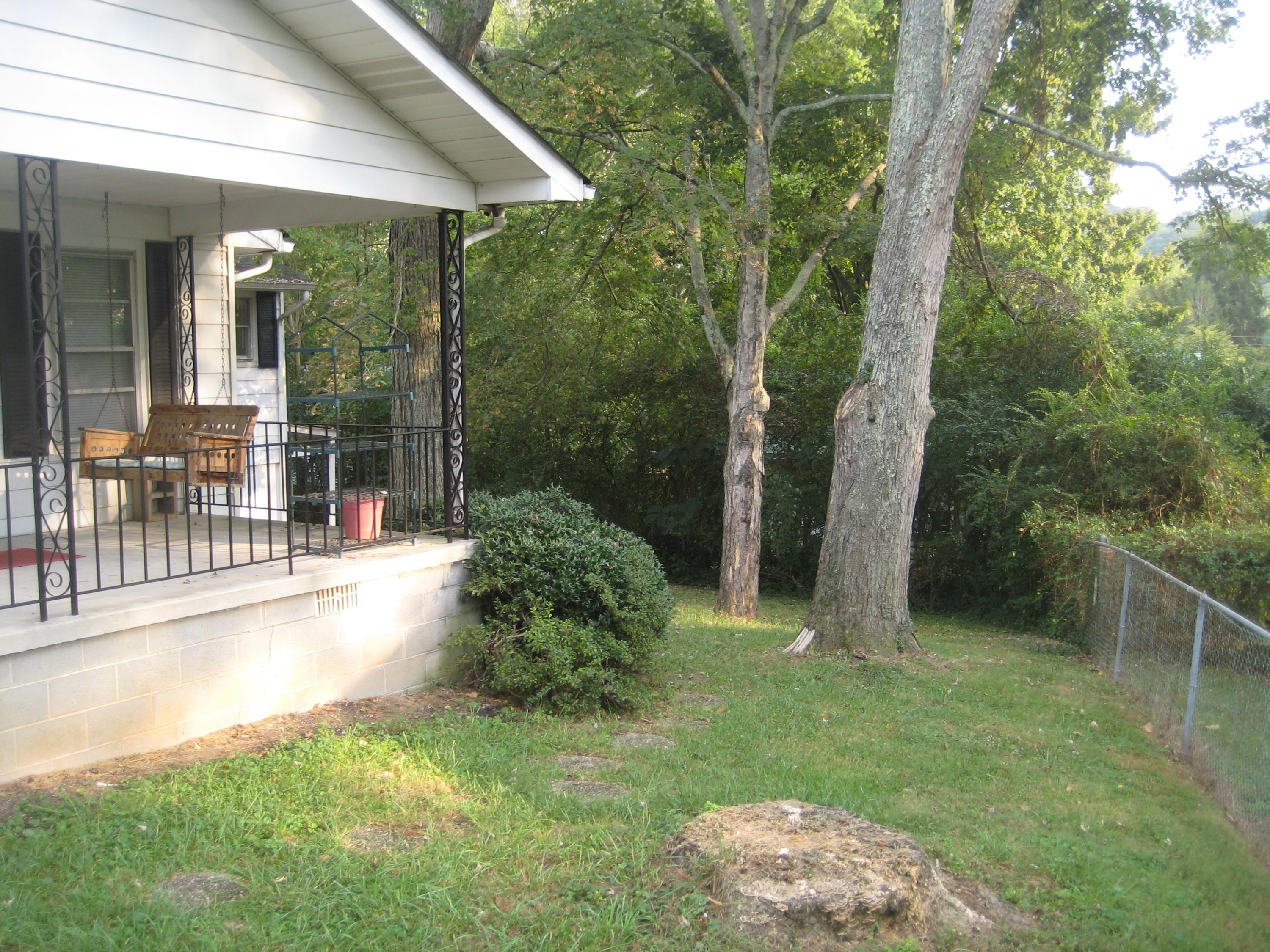112 Pembroke Road Oak Ridge, TN 37830 - Photo 3 of 19 112 Pembroke Road 005