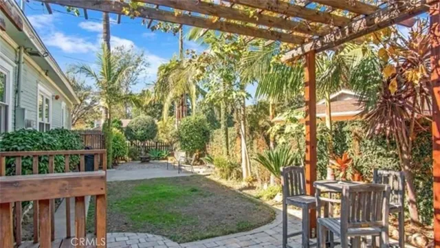 a view of a yard in front of house