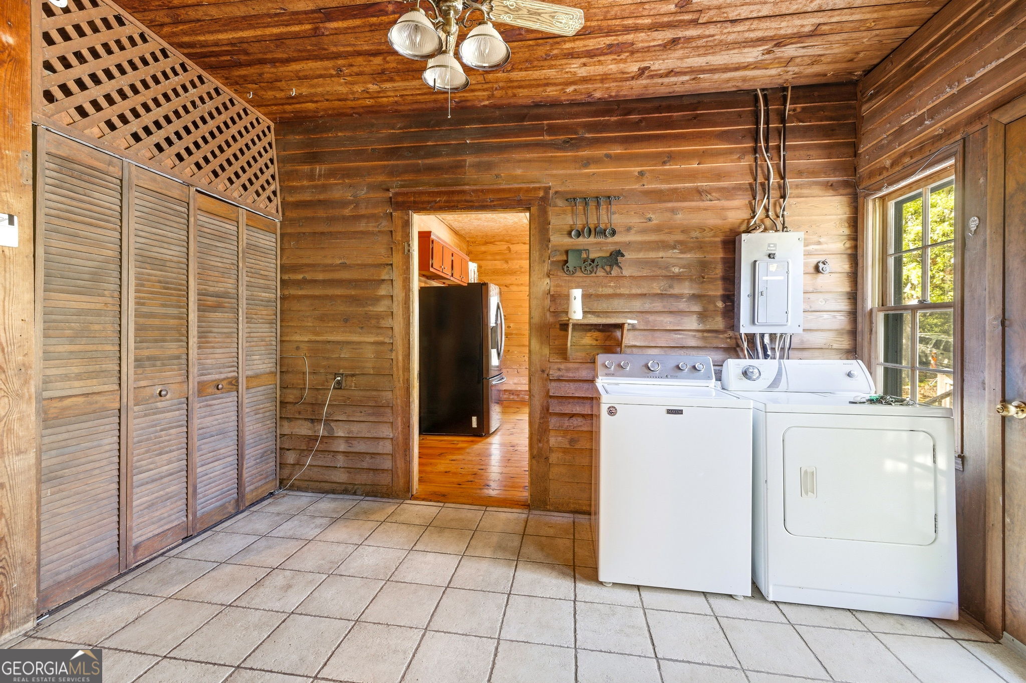 3213 Highway 326 Commerce, GA 30530 - Photo 24 of 40 a room with washing machine and sink