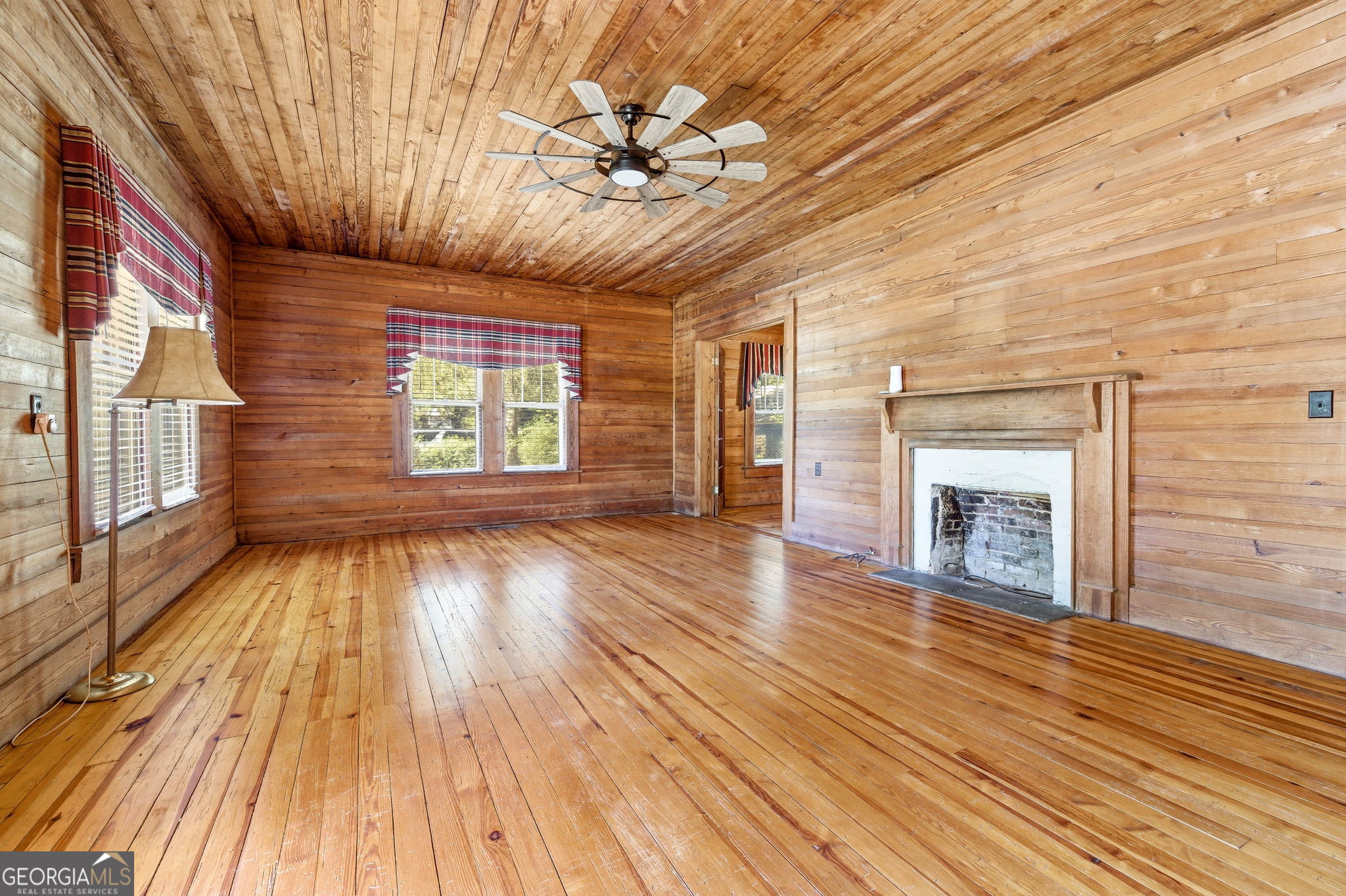 3213 Highway 326 Commerce, GA 30530 - Photo 8 of 40 a view of an empty room with wooden floor and a fireplace