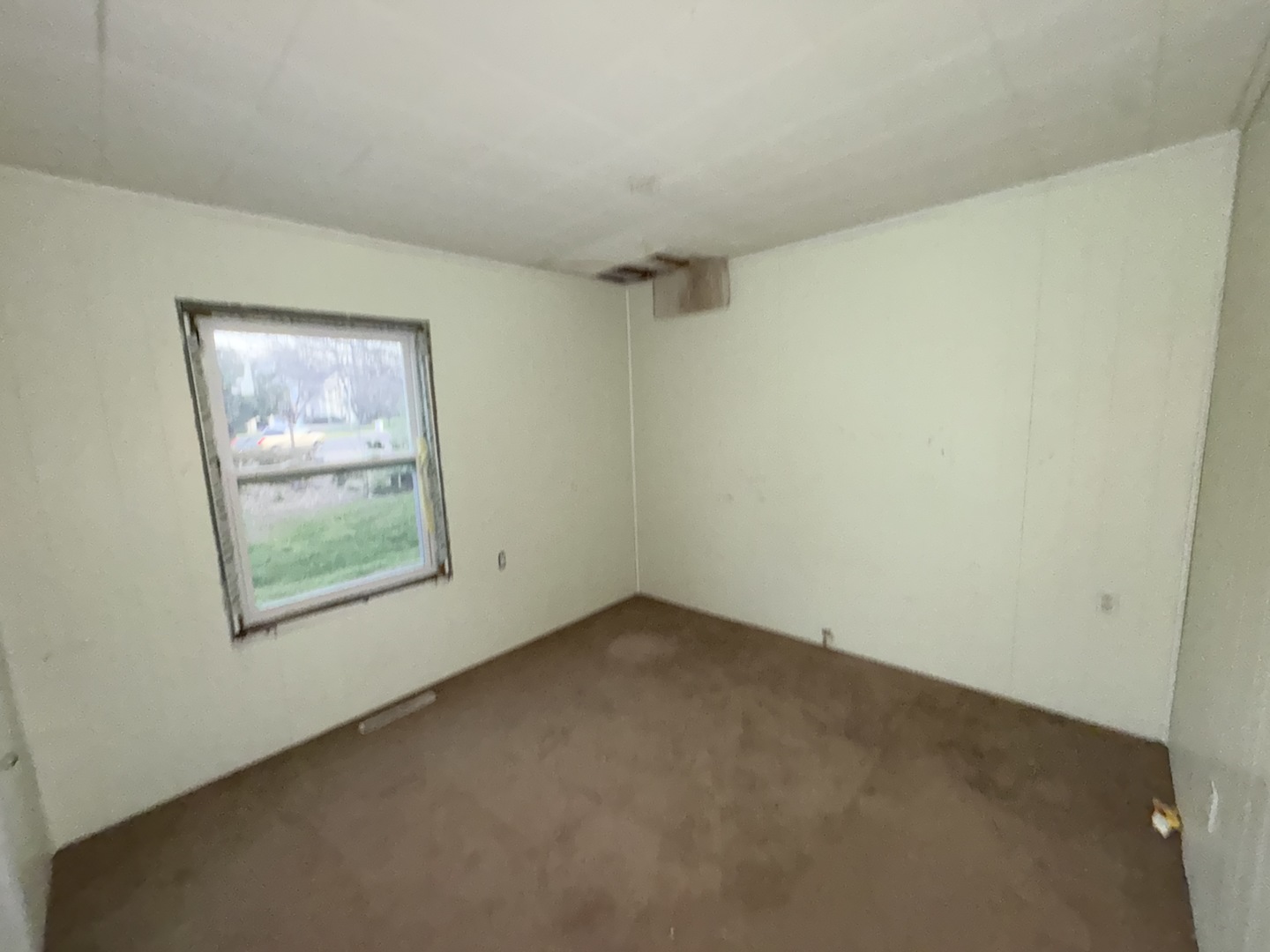 101 5th Street Carmi, IL 62821 - Photo 21 of 28 an empty room with a window