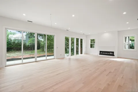 $4,495,000 | 8 Crest Lane, Scarsdale, NY 10583