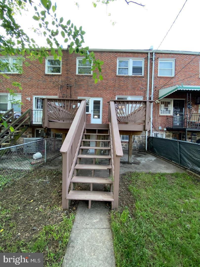 41 North Kossuth Street Baltimore, MD 21229 - Photo 14 of 30 a view of a brick house with a yard
