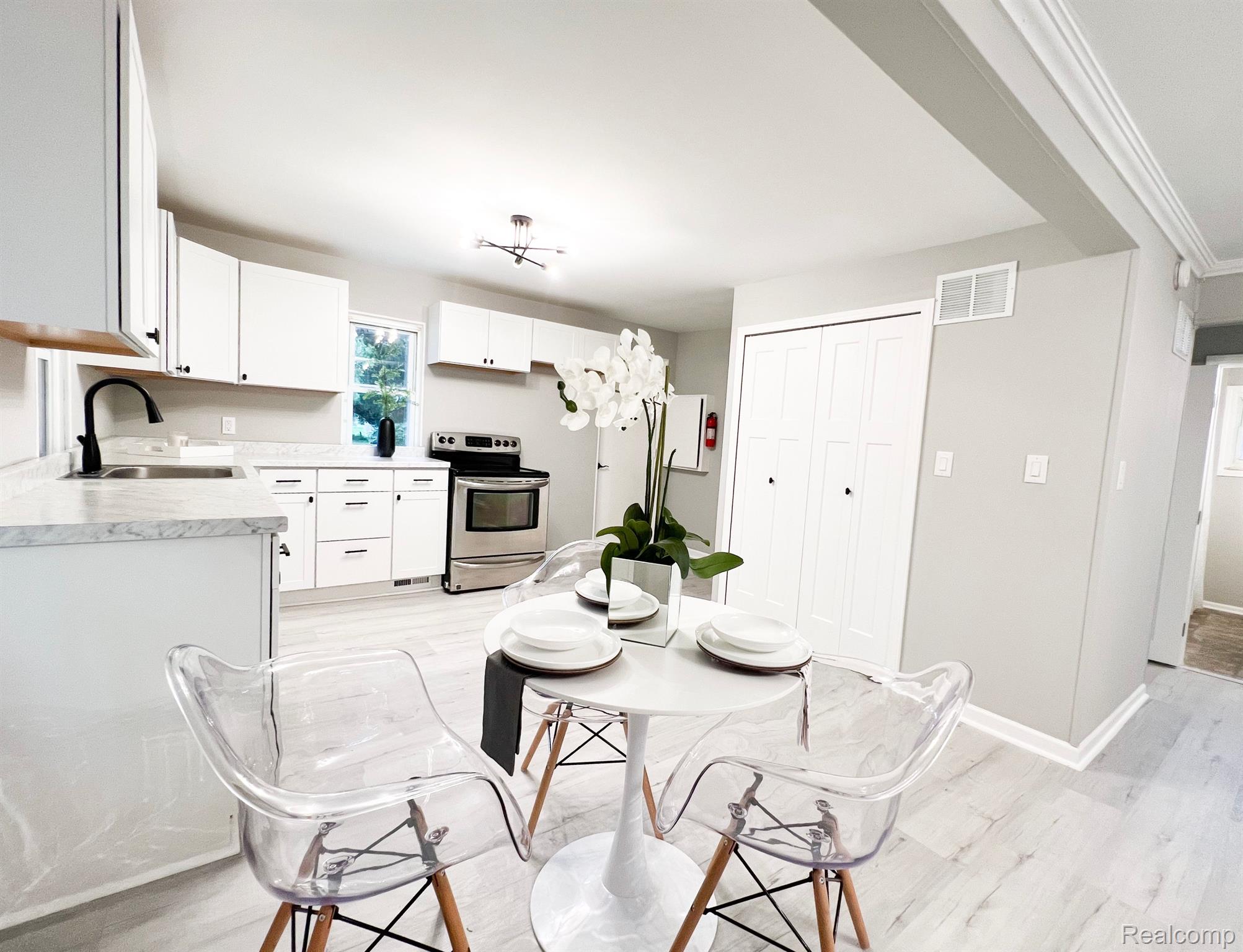 196 Crescent Road Waterford, MI 48327 - Photo 10 of 21 Gallery Image 10